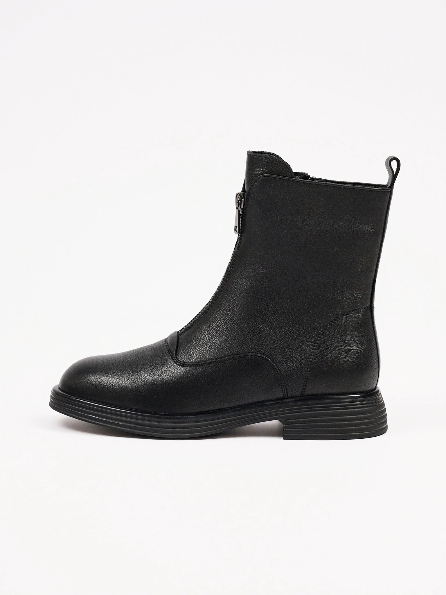 Ботинки черного цвета с декоративной молнией спереди